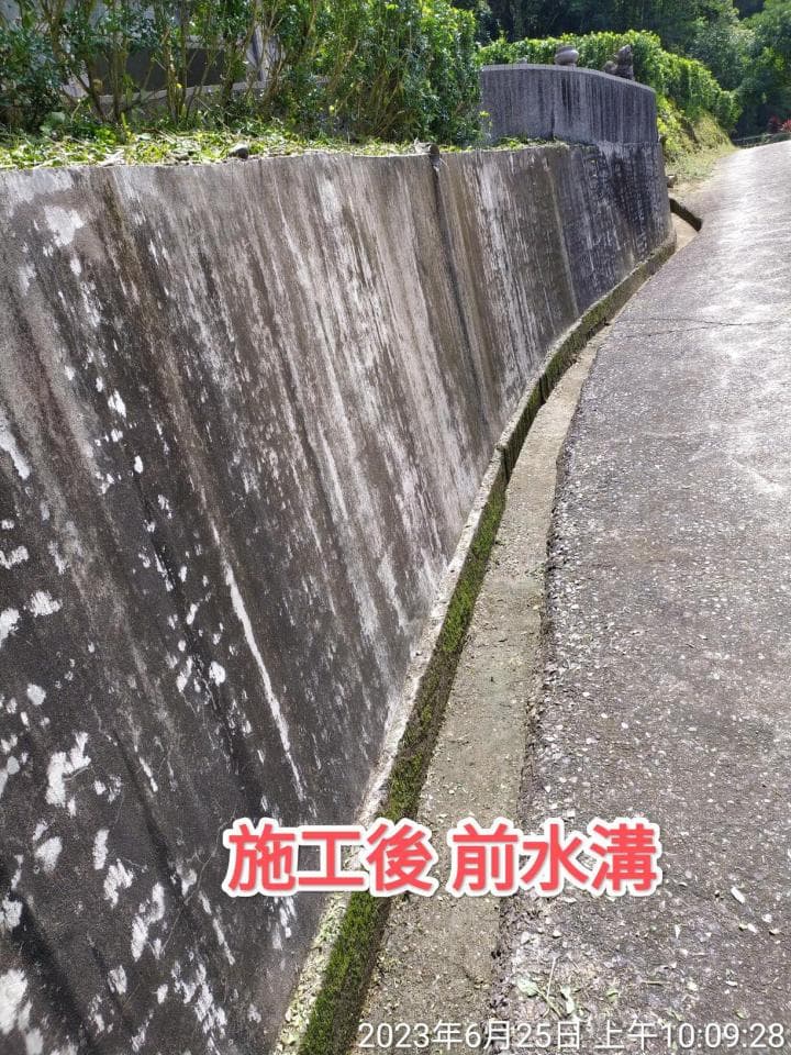 這張照片是施工後前水溝,水溝旁的牆壁上有著明顯的施工痕跡。