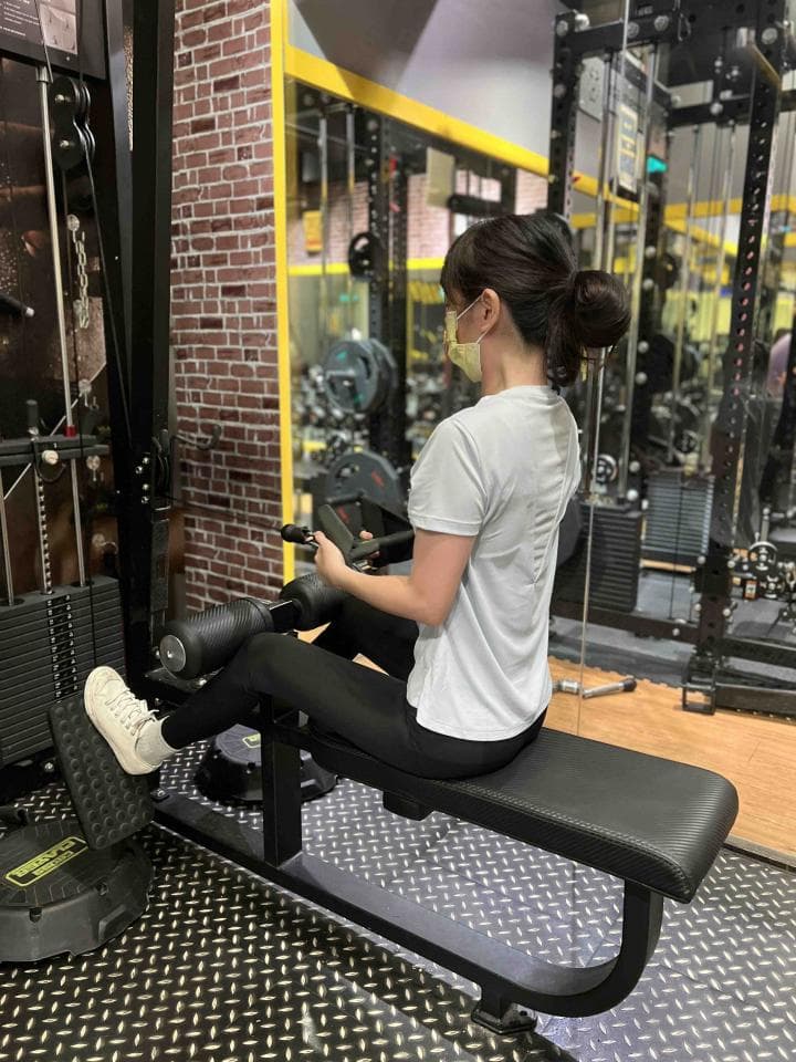 這張照片是關於彈跳床運動的。彈跳床運動可以提高心血管健康,增強肌肉力量和靈活性,並有助於減肥。想了解更多或找彈跳床運動教練,請訪問PRO360。