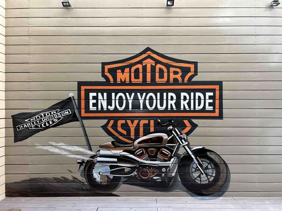 這張「哈雷戴維森摩托車」的照片是,畫著哈雷戴維森的標誌,上面寫著「享受您的旅程」。