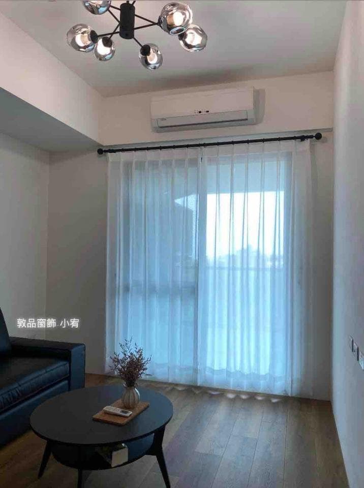 1) 照片顯示一間客廳,有沙發、茶几、窗簾、冷氣及燈飾