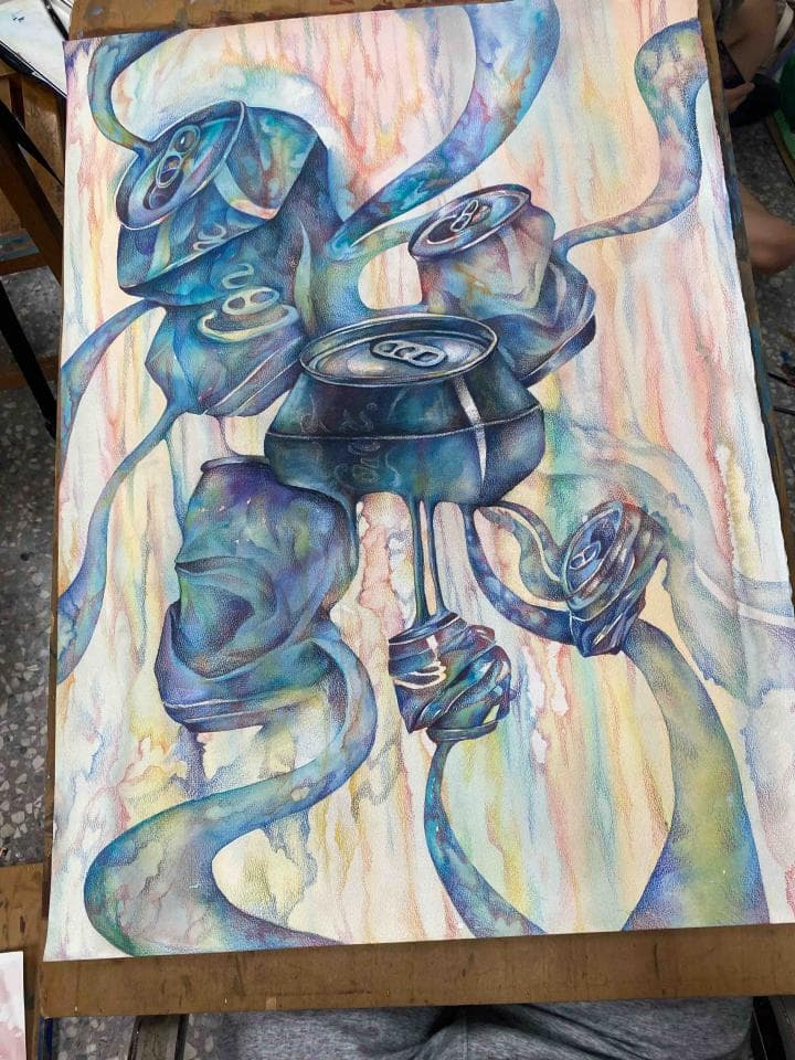 這張照片是一幅水彩畫,畫中是幾個扭曲的罐頭和一個玻璃杯,它們被抽象的線條和色彩所包圍,呈現出一種迷幻的視覺效果。