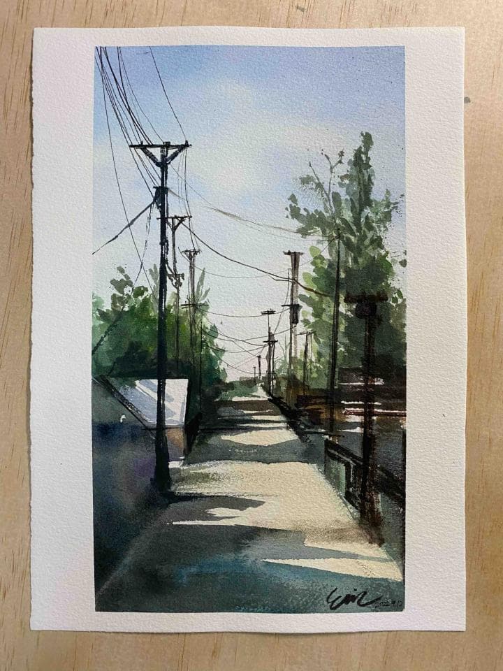 這張照片是一幅水彩畫,畫的是一條被電線桿和樹木圍繞的小路。路面是淺色的,看起來很平坦,陽光灑在路面上,形成光影。
