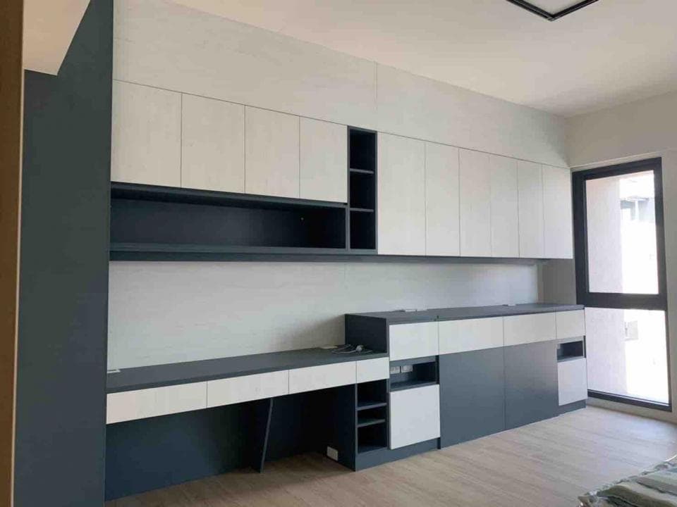 1) 照片顯示一個現代化的廚房或餐廳空間,配備白色和灰色的櫥櫃,以及一個可兼作工作台或餐桌的白色桌面