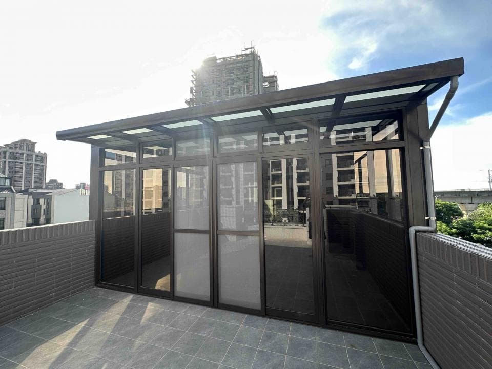 這張「陽臺加蓋」的照片是一個帶有玻璃屋頂的陽臺,周圍以鋁窗圍繞。