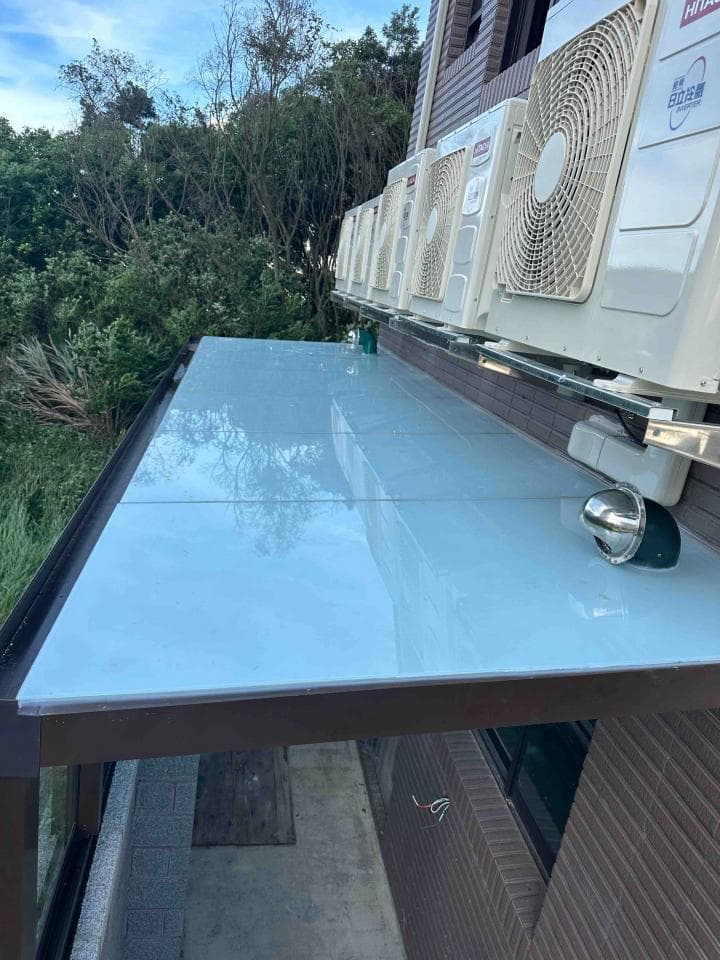 這張照片是一個玻璃屋頂,上面是幾個冷氣機。