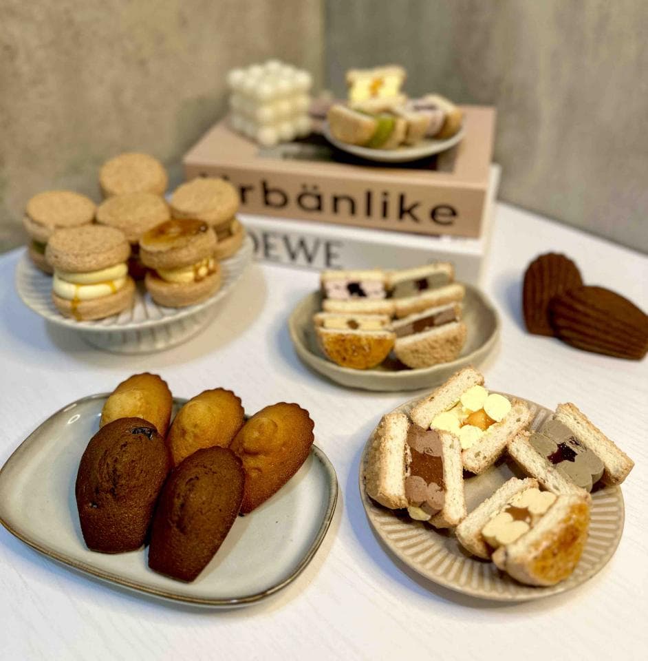 這張照片是一張美味的甜點照片,其中最重要的是中間的六個冰心餡餅。他們有各種各樣的餡料,例如巧克力、香草和草莓。餡餅看起來很美味,讓人垂涎欲滴。