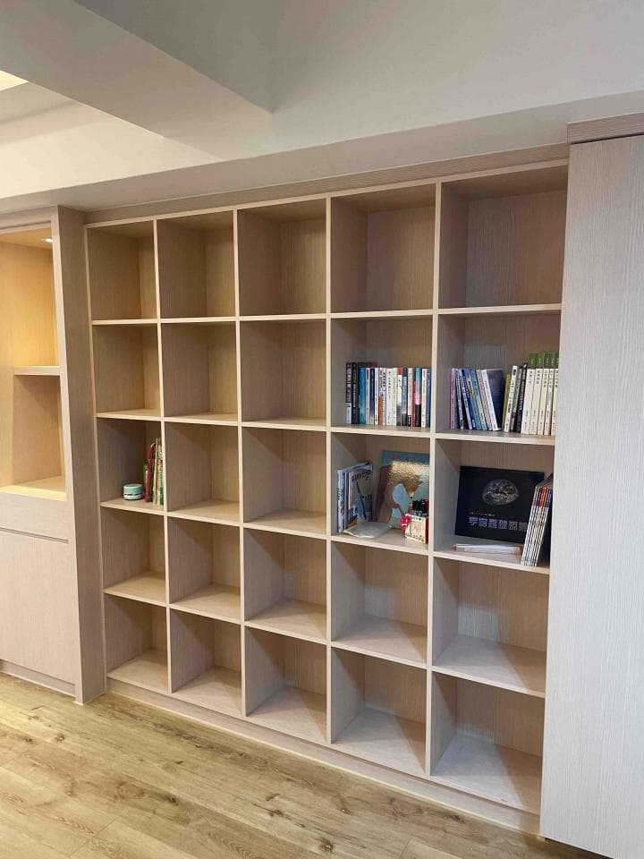 1) 照片顯示一個木製的書架,分為18個格子,書架上有書籍和裝飾品