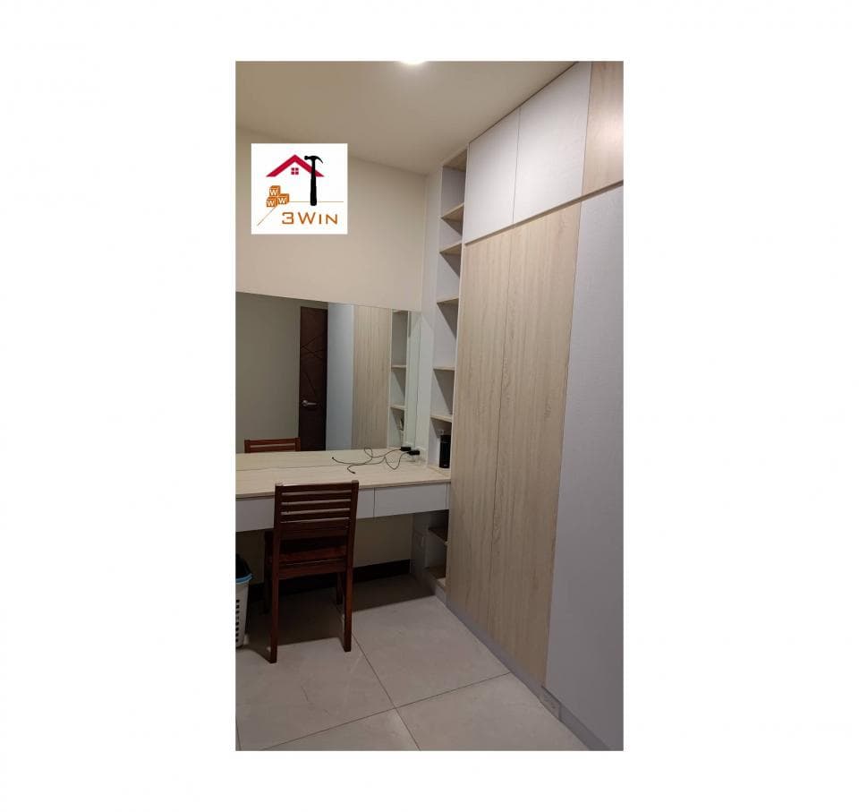 1) 照片顯示一個帶有梳妝台和椅子以及鏡子、壁櫥和壁架的房間