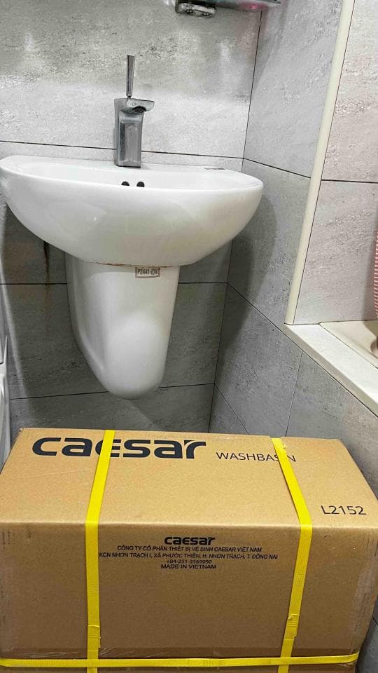 這張照片是一台全新的凱撒牌洗手台,包裝箱上印著“Caesar”品牌名稱,以及產品型號“L2152”。