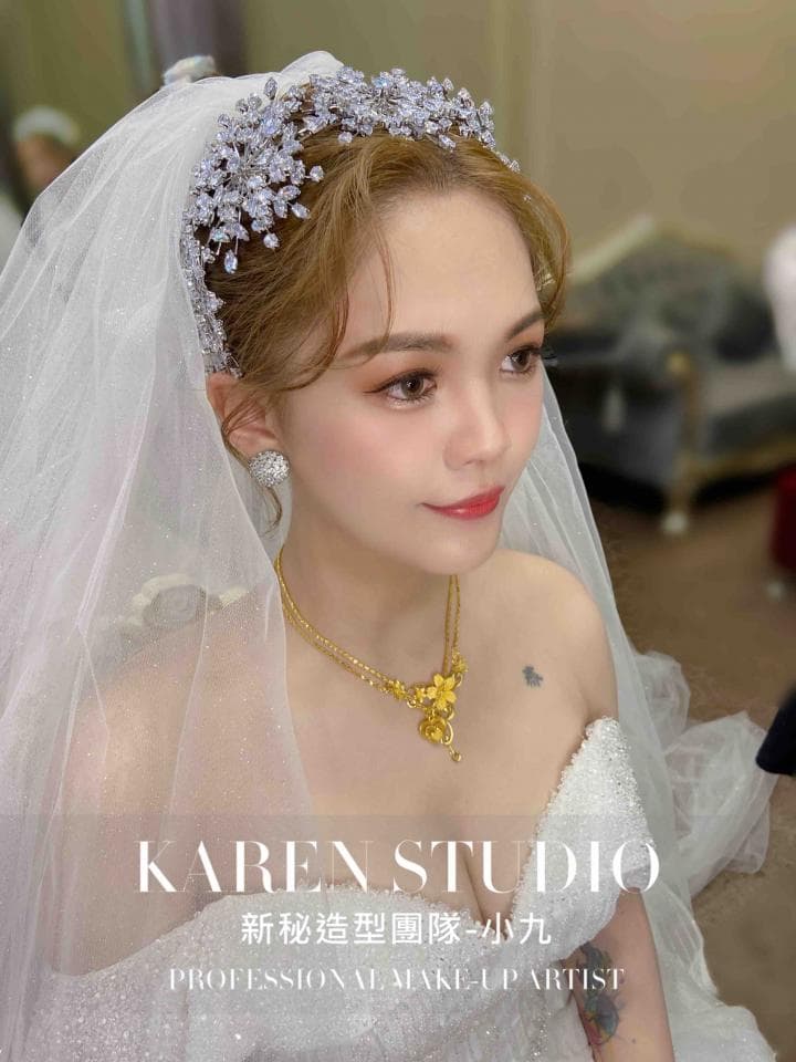 這張「婚禮」的照片是一位穿著婚紗的新娘,頭戴著閃亮的頭飾,她正在微笑。