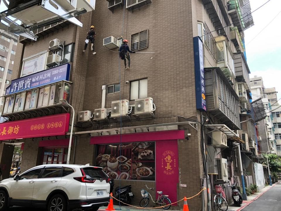 1) 照片顯示一棟位於臺灣的建築物,建築物外牆由紅磚塊構成,外牆上掛著招牌,招牌上寫著「美食街」三個字