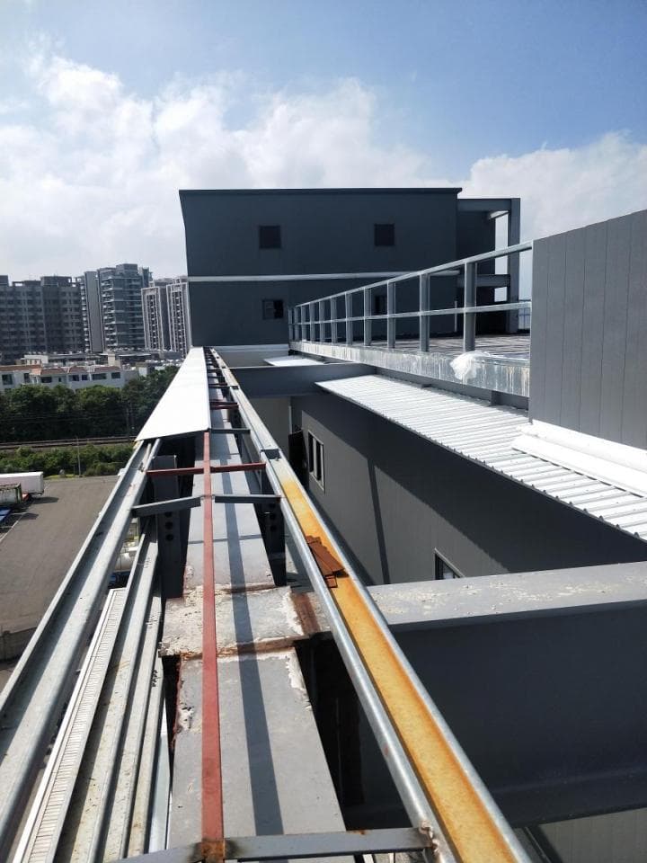 這張「建築物屋頂」的照片是從建築物頂部俯瞰,可以看到屋頂的排水系統,以及屋頂上的安全護欄。