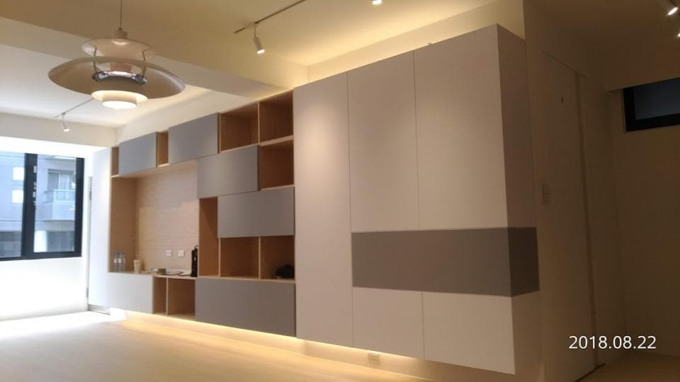 1) 照片顯示一個現代的客廳設計