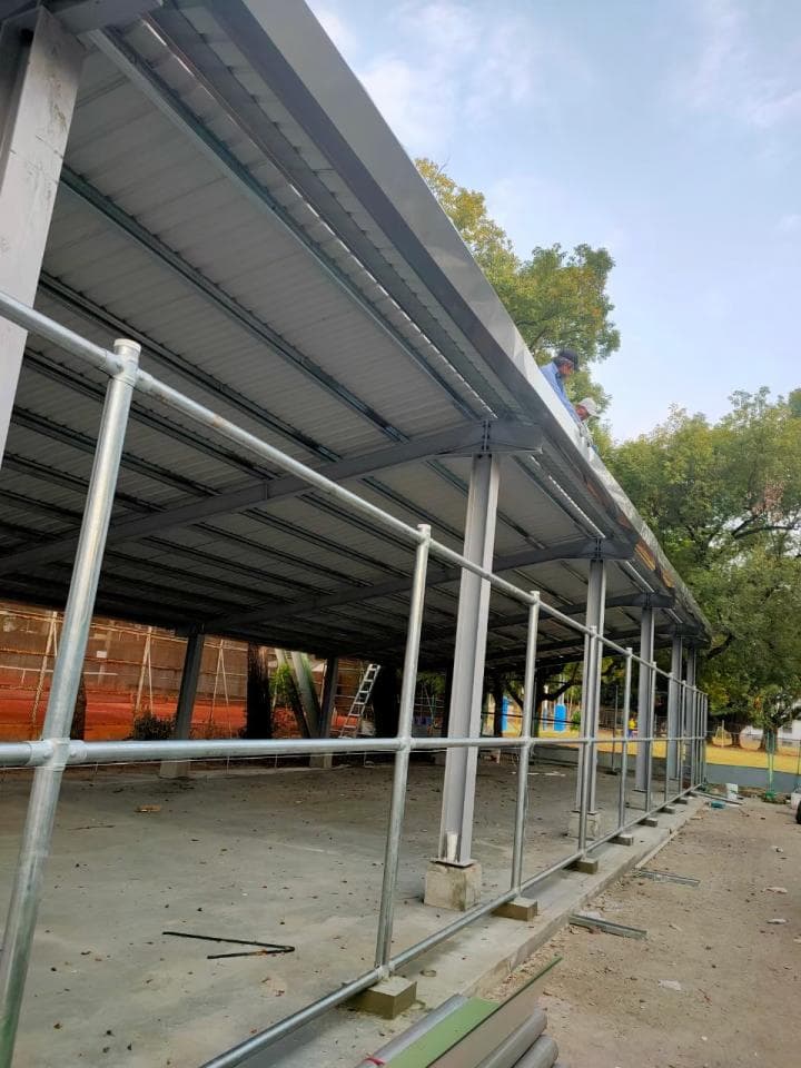 1) 照片顯示一個正在施工中的建築物