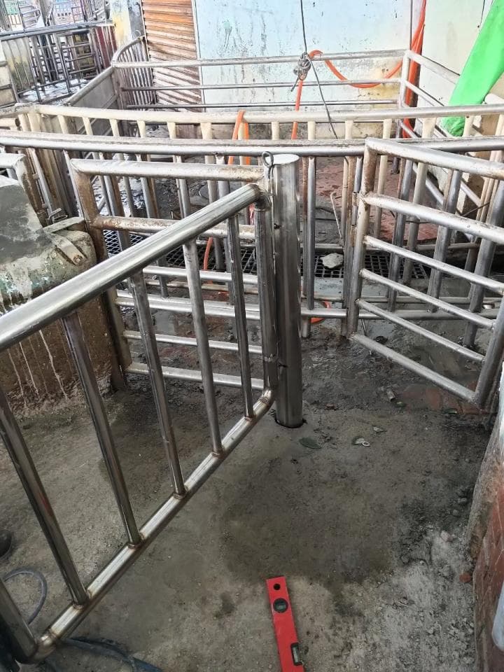 1) 照片顯示一個金屬圍欄