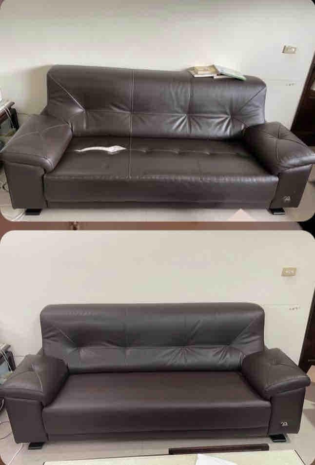 1) 照片顯示兩張深棕色皮革沙發,擺放在白色牆壁前