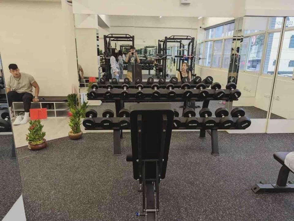 這張照片顯示的是健身房。鍛鍊身體可以增強體能、改善心血管健康,還可以減輕壓力。想找健身教練,快上PRO360!