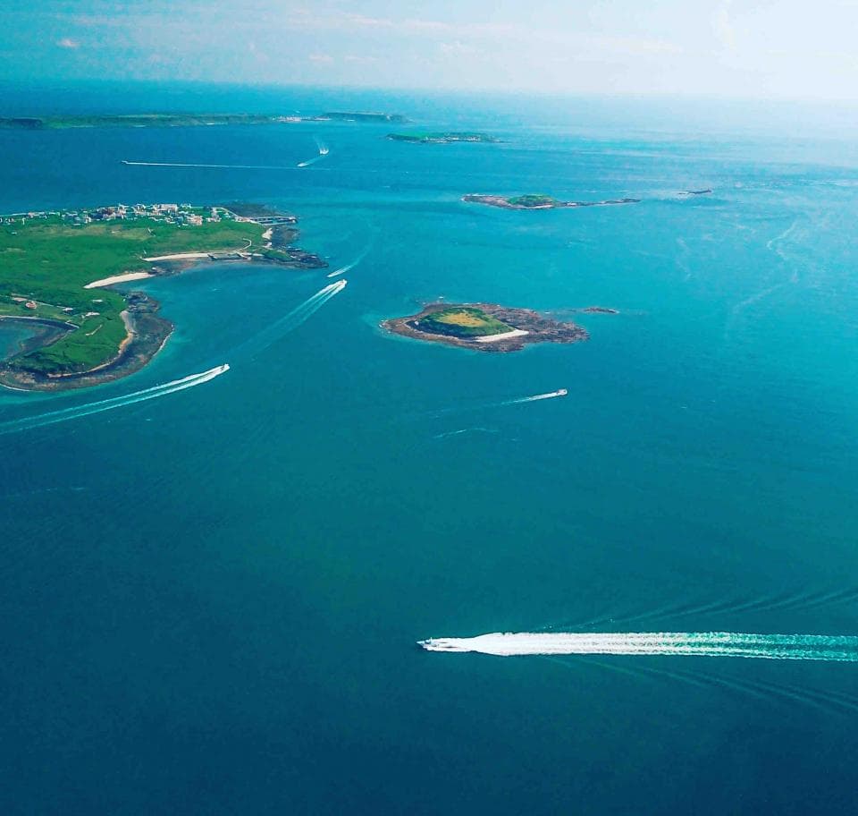 這張「海島與船隻」的照片是從高空拍攝的,可以看到碧藍的海水、綠色的島嶼以及在海面上航行的船隻,畫面十分寧靜優美。