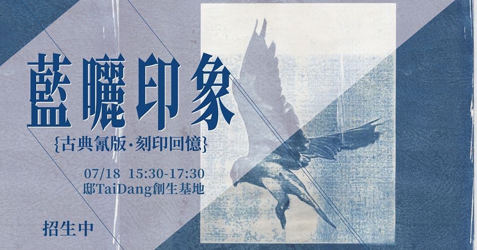 這張「兩個女生穿著制服並肩而行」的照片是,她們都穿著白色襯衫和黑色短裙,看起來像是學校制服。她們手牽手,臉上帶著笑容,顯得非常開心。