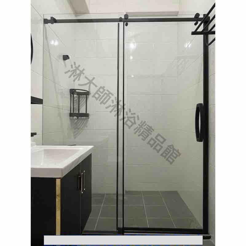 這張照片是一個現代化的浴室,最重要的是黑色框架的滑動淋浴門。
