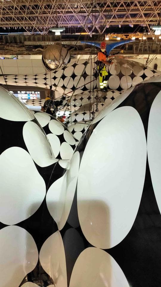 1) 照片展示了一个以黑白圆形为图案的独特设计,似乎是一件艺术品