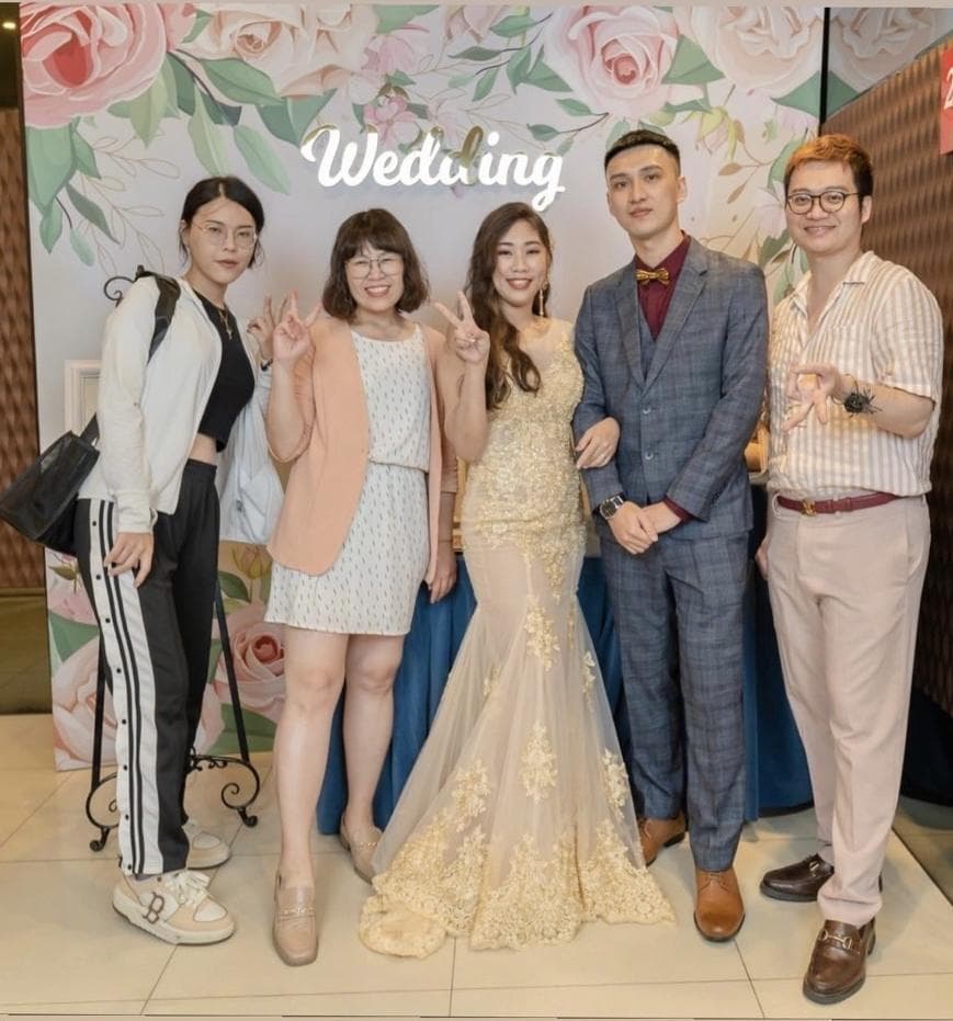 這張「婚禮」的照片是五個人,其中一位穿著婚紗,其他四位是她的親朋好友,他們在婚禮現場開心地拍照留念。