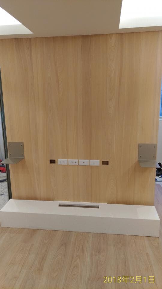 1) 照片顯示了四個空調機組件