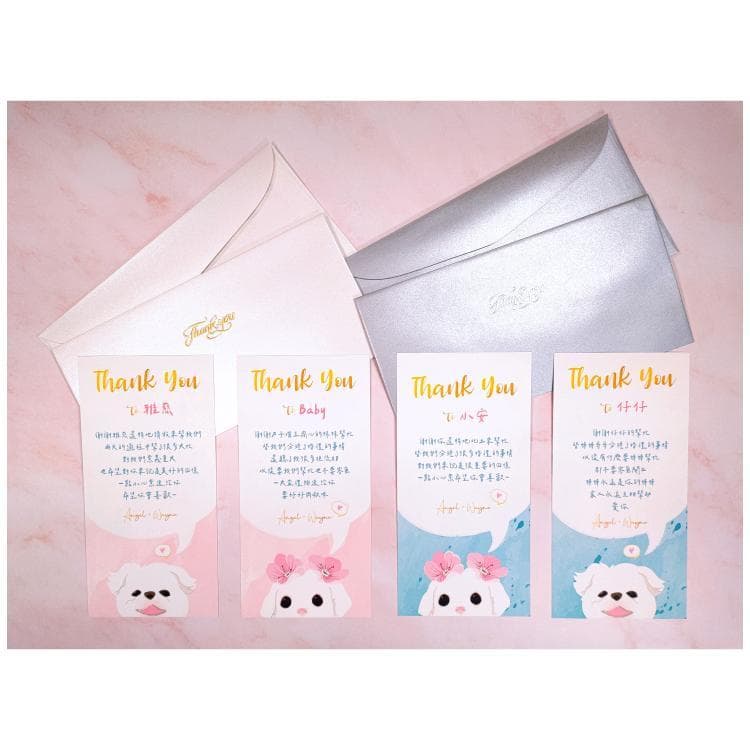 這張「感謝卡」的照片是四張可愛的卡片,每張卡片上都有一隻可愛的小狗,並寫著「Thank You」和「謝謝」的字樣。