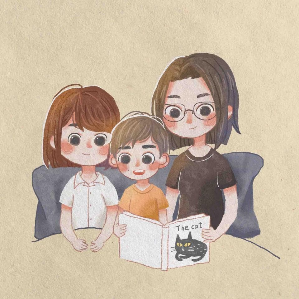 這張照片是三個可愛的卡通人物,他們坐在床上一起看一本叫做“The cat”的書。
