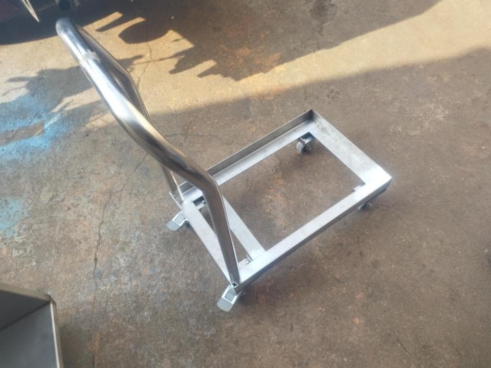 這張照片是一個用於搬運物品的推車。推車採用金屬材質,並配有四個輪子,方便移動。推車的設計簡單實用,適合搬運重量較輕的物品。