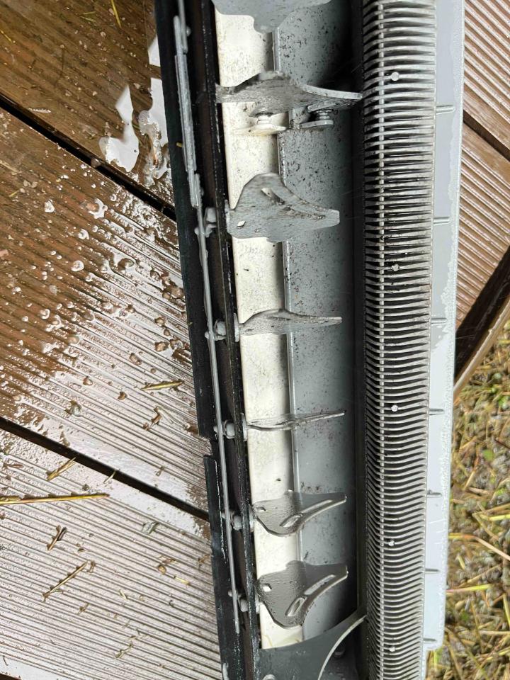 這張照片是一台機器的一部分,它有許多金屬的齒狀結構,看起來像是機械設備的零件。