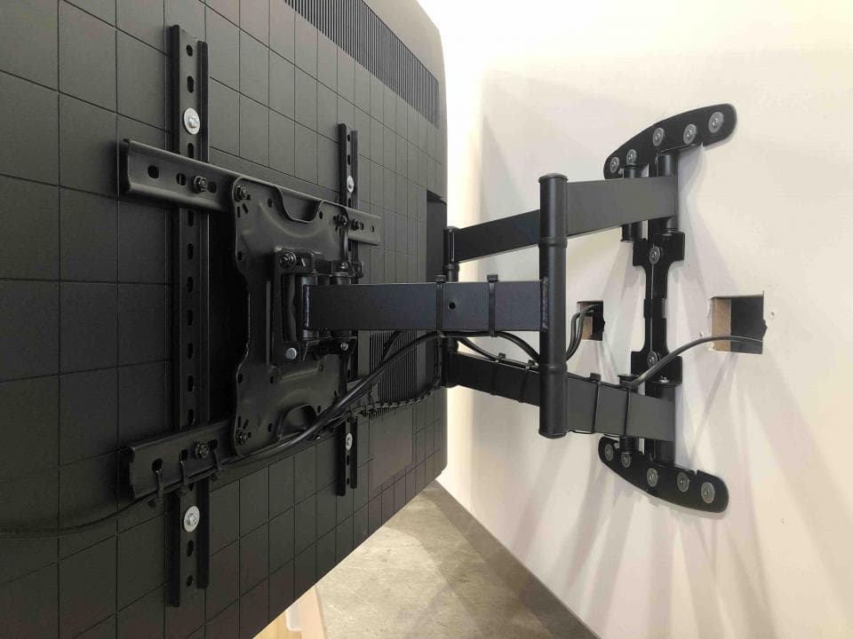 這張照片是一個電視牆架,它可以讓電視旋轉和傾斜,方便觀看。
