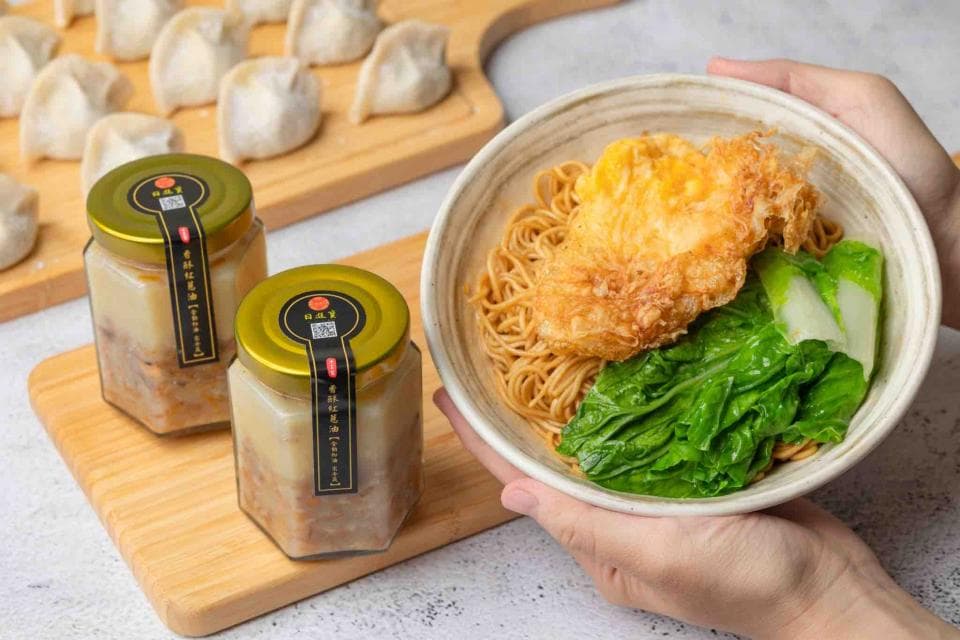 這張「麵食配菜」的照片是一碗看起來很美味的麵條,配有煎蛋、綠葉蔬菜和兩罐醬料。