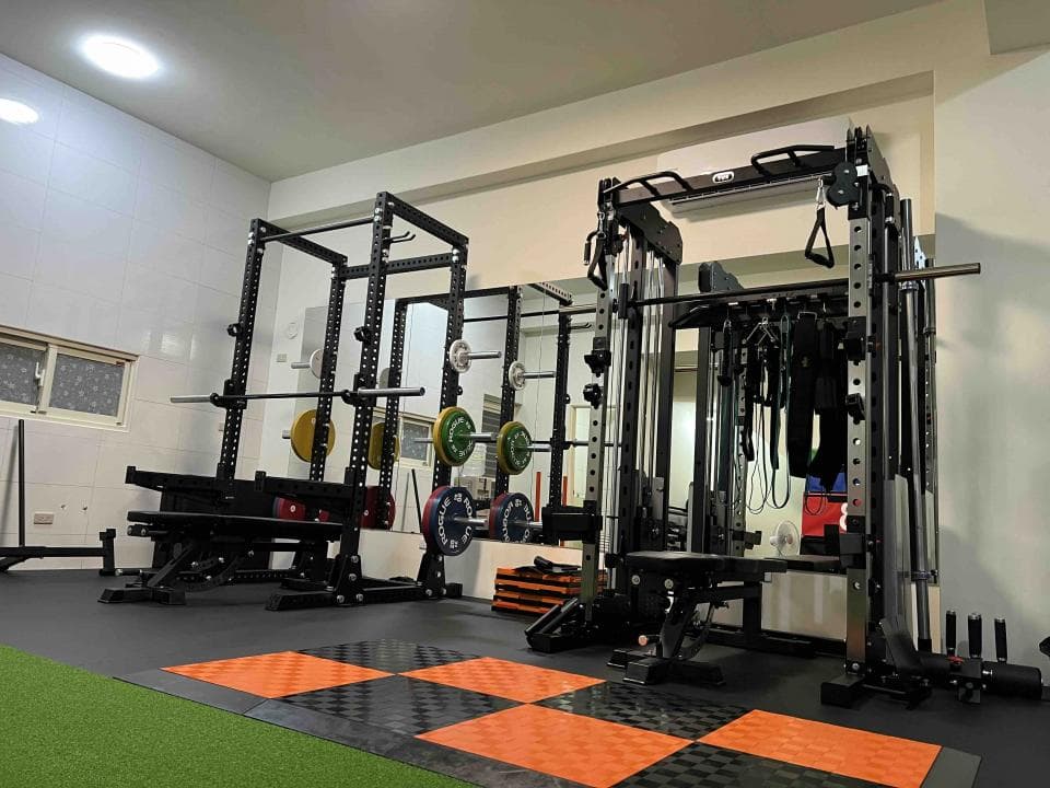 這張照片是關於重訓的。重訓可以增強肌肉、提升新陳代謝、改善骨骼健康。想找重訓教練,快上PRO360!