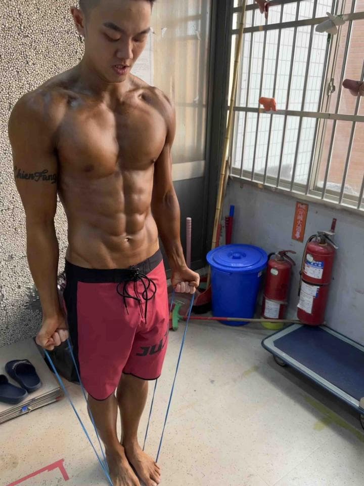 這是一張健身的照片。健身可以增強體能,改善體態,減肥塑形。想找健身教練,可以到 PRO360 尋找。