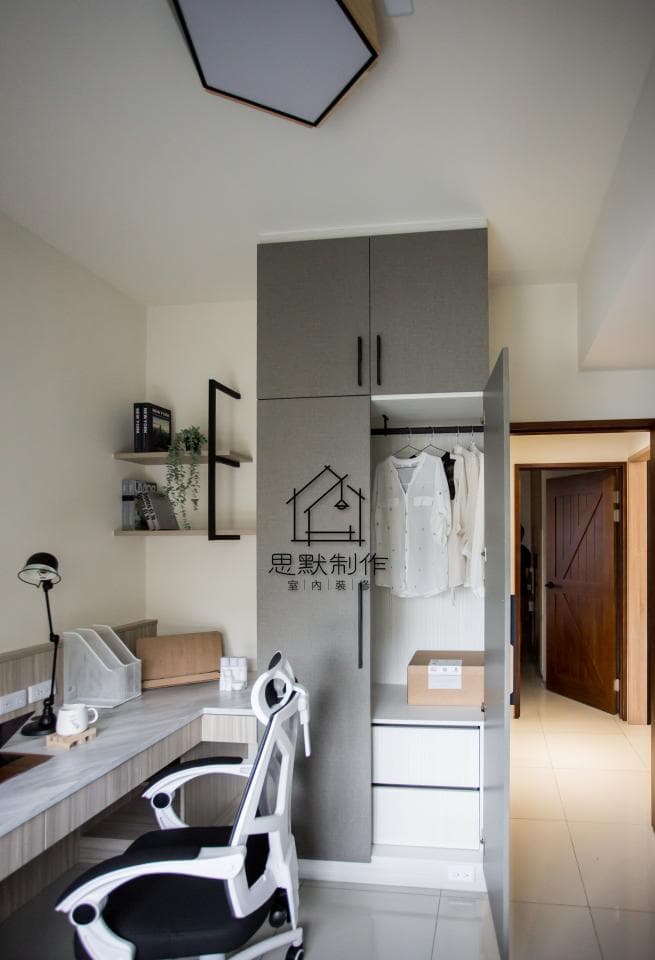 這張照片是房間一角,最顯眼的是一個大衣櫃,衣櫃門打開,可以看到裡面整齊的衣物和收納空間。
