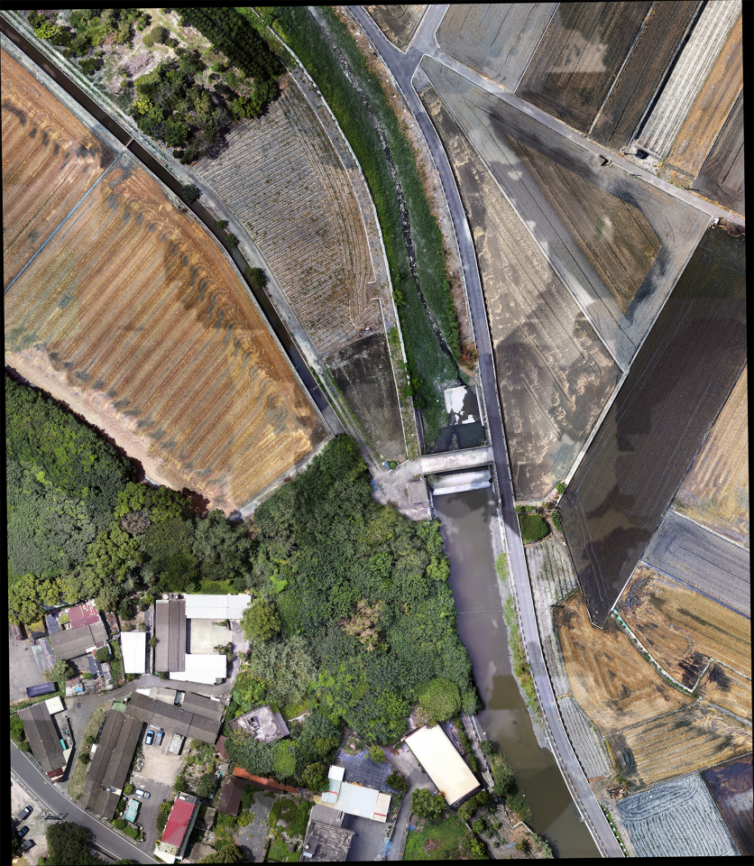 這張「空中鳥瞰」的照片是田野、河流、橋樑和村莊,還可以看到道路和綠樹。