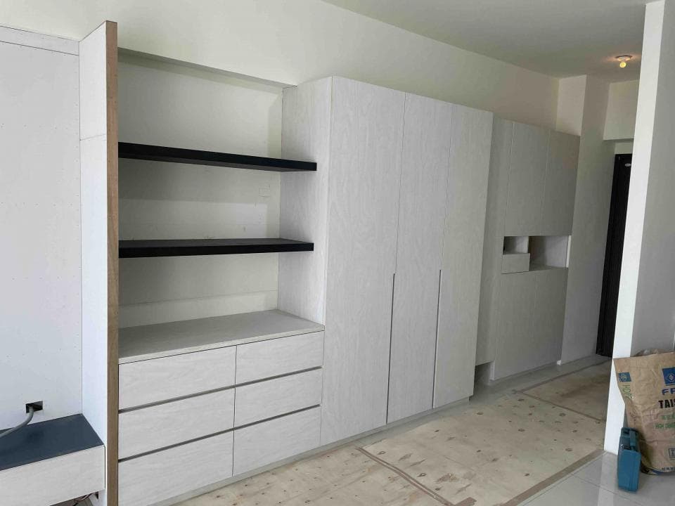 這張照片是展示了一個帶有黑色層架和白色抽屜的櫥櫃。