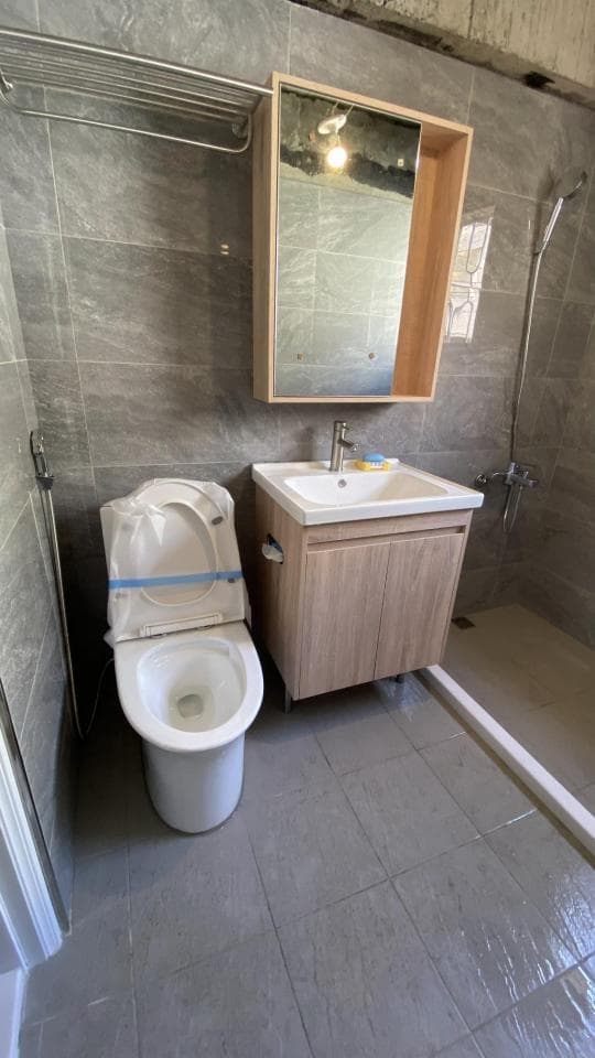 1) 這是一張浴室的照片,裡面有一個馬桶、一個洗手台和一個鏡子