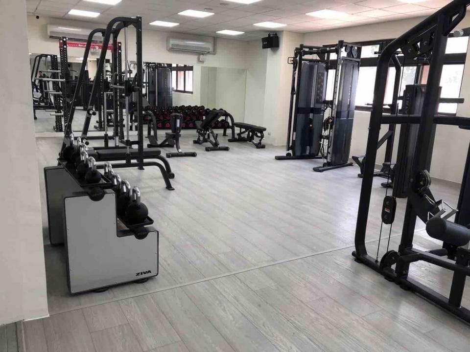 1) 照片顯示一個空蕩蕩的健身房