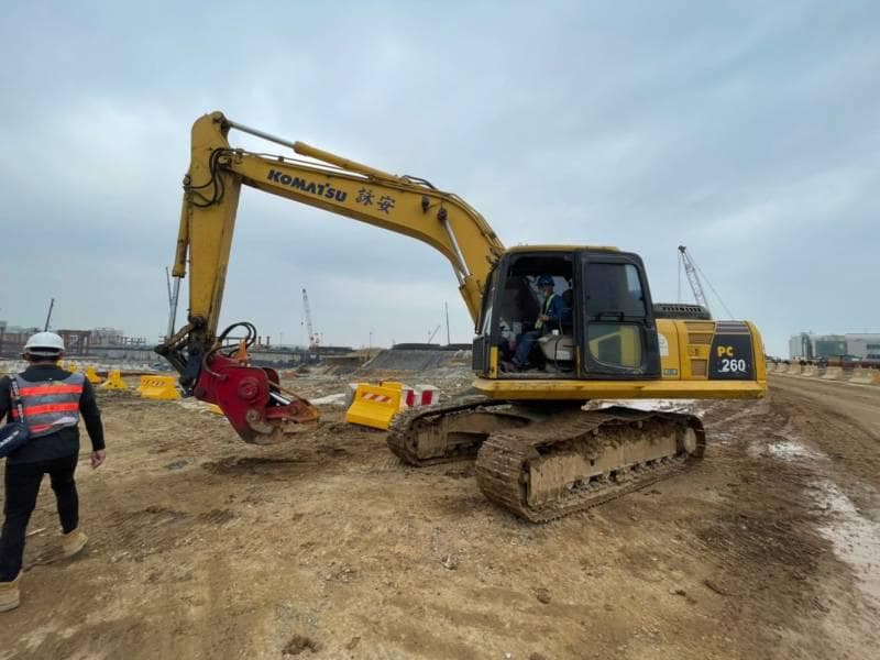 1. 照片顯示一台黃色小松 (Komatsu) PC280 型號的履帶式挖掘機在建築工地上