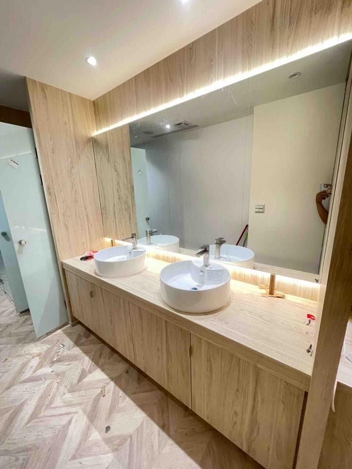 這張照片是一間現代浴室,其中最重要的是地板的設計,採用人字形拼花,營造出簡潔時尚的風格。