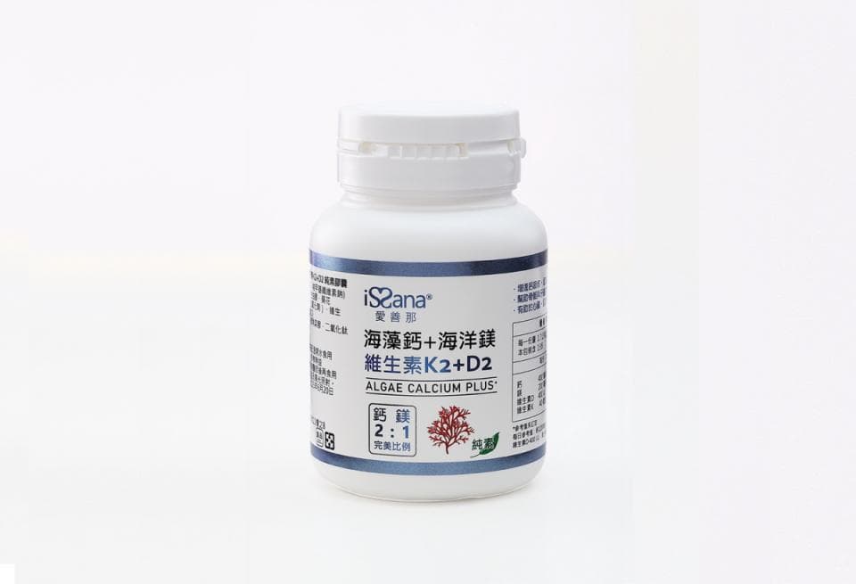 這張「藻生藻鈣K2+D2」的照片是一個白色的瓶子,上面印有產品名稱和成分。瓶子裡裝著保健品,標籤上有一個紅色的海藻圖案。