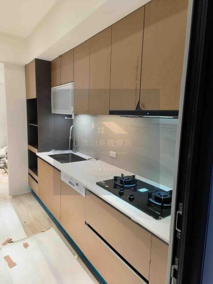 這張照片是現代化的廚房,最重要的是黑色瓦斯爐,看起來乾淨又美觀。