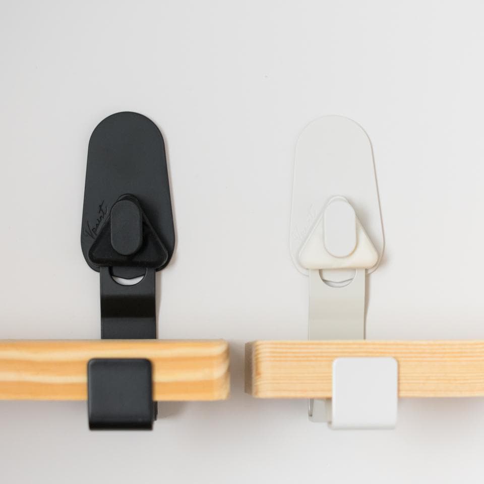 這張照片是一對黑白色書架支架,它們由金屬製成,並用在木質書架上。