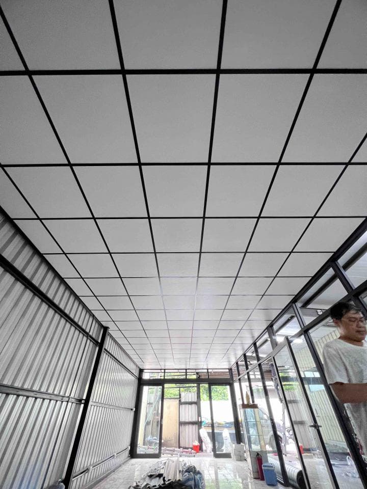 這張照片是一個有黑色框架的白色天花板。