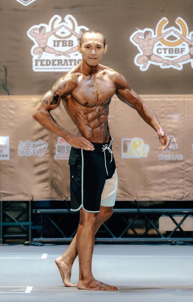 這是一張健美比賽的照片。健美能增強力量、耐力、協調性,並提升身體形象。想學習健美,請到 PRO360 尋找適合你的教練。