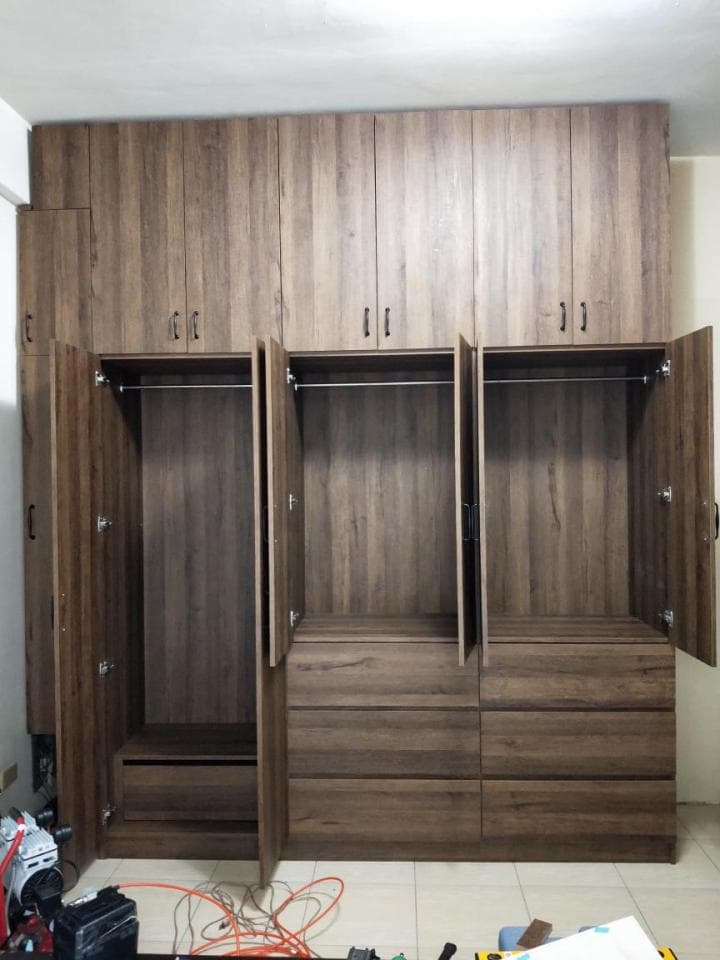 1) 照片顯示一個木製的衣櫃,它有六個門,每個門都配有抽屜