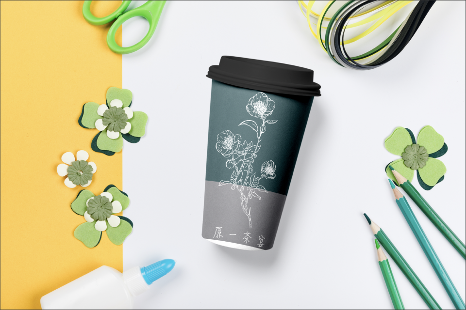 這張照片是一杯印有白色花卉圖案的咖啡杯,杯身上寫著“原一杯茶”。