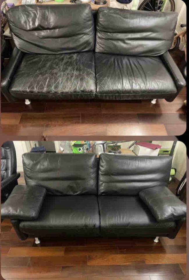 1) 這是一張照片,展示了兩張相同的黑色皮革沙發,兩張沙發的狀態不同